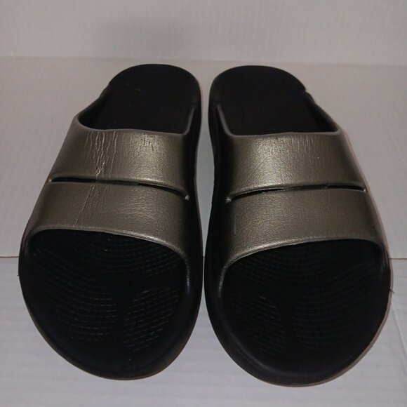 OOFOS METALLIC SPORT FLEX  SLIDE SANDALS - Picture 9 of 10